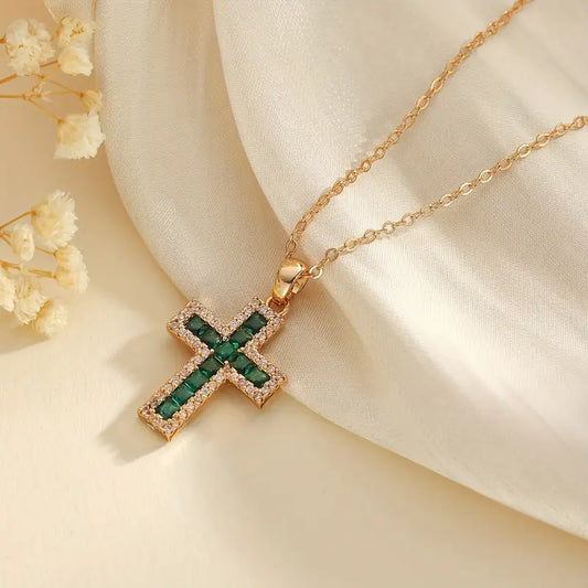 Solene Esmeralda Cross Pendant Colar | Ouro