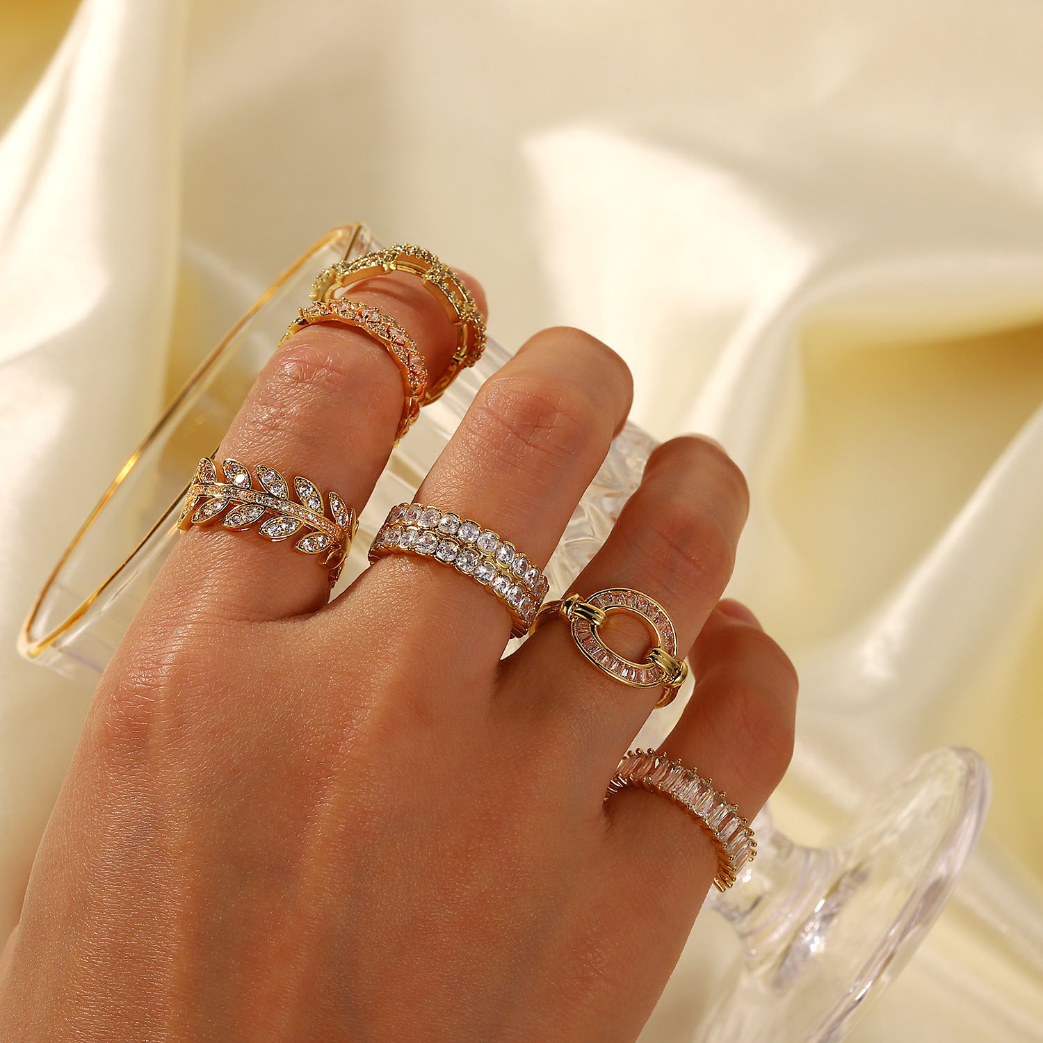Cassandra Studded Ouro Anel