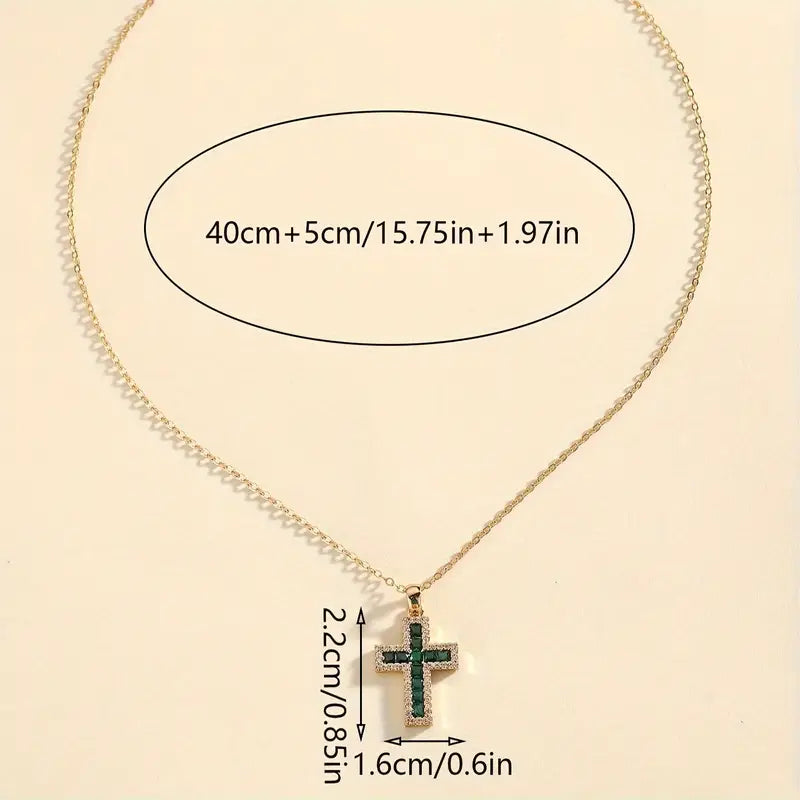 Solene Esmeralda Cross Pendant Colar | Ouro