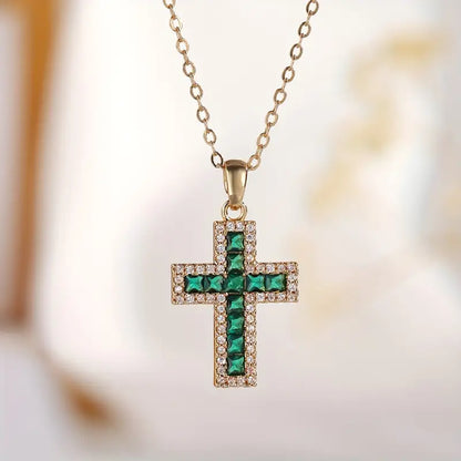 Solene Esmeralda Cross Pendant Colar | Ouro