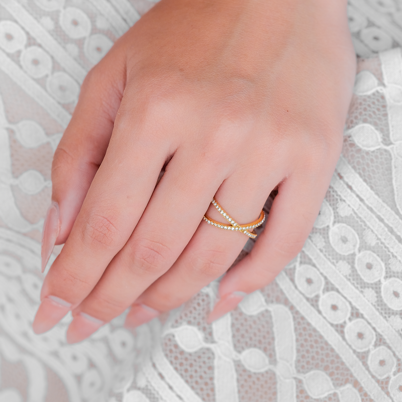 Nia Ouro Diamante Cross Anel