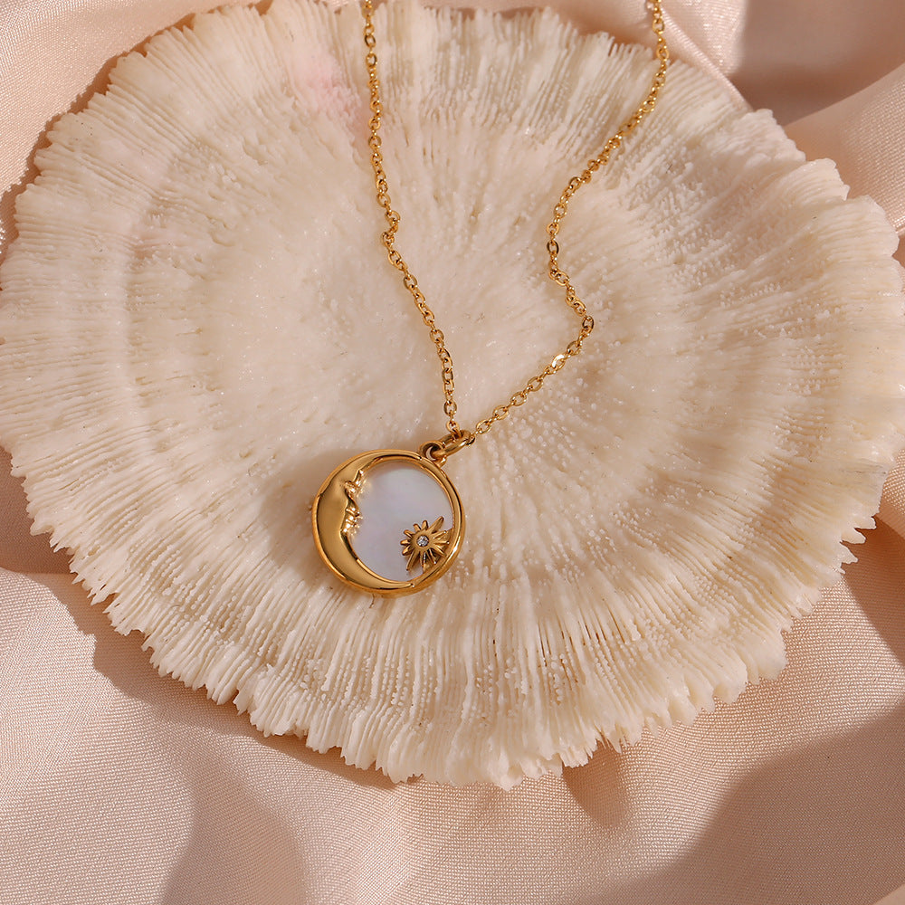 Evangeline Lunar Ouro Colar