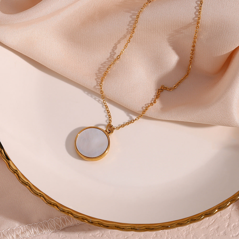 Evangeline Lunar Ouro Colar