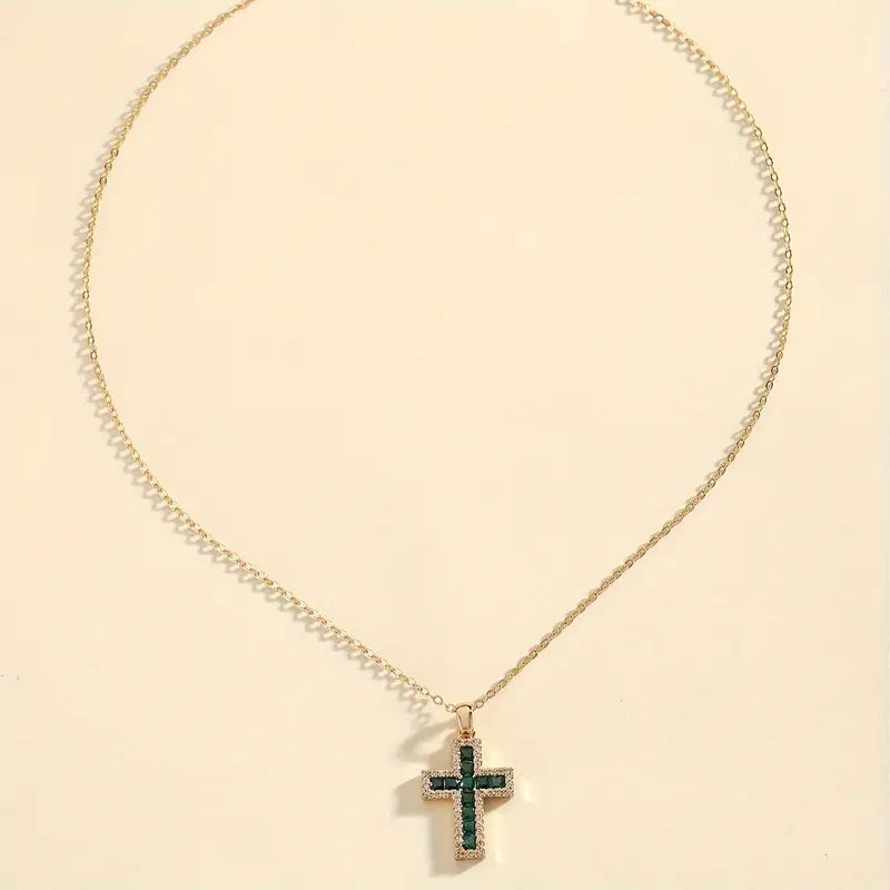 Solene Esmeralda Cross Pendant Colar | Ouro