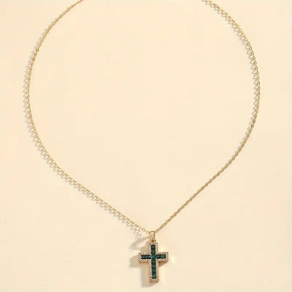 Solene Esmeralda Cross Pendant Colar | Ouro